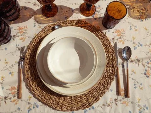 Top view to set up table with vintage ceramic dishes Foto stock
