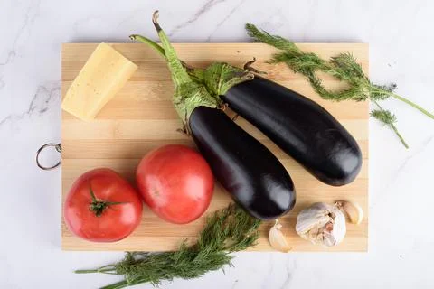 Top view of a set of vegetables, cheese and herbs for making baked eggplants. Foto stock