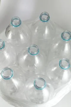 Top view of several empty bottles of liter and a half mineral water, without  Foto stock