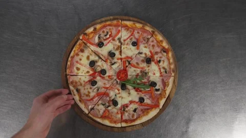 Top view Sharing pizza, hands taking a piece of pizza from a box outdoor, family Vídeo Stock 336586662