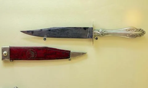 Top view of sharp hunting semi-folding knives on a yellow background Foto stock