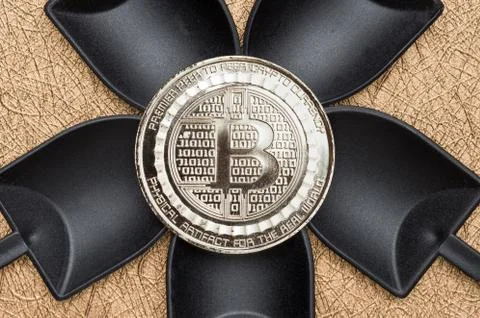 Top view silver bitcoins crypto coin over black shovel mining on golden rough Foto stock