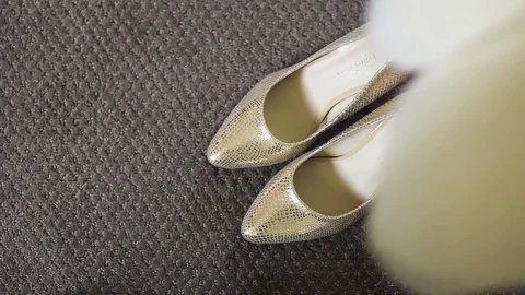 Top view of the silver pearl wedding shoes of the bride Vídeo Stock 78996265