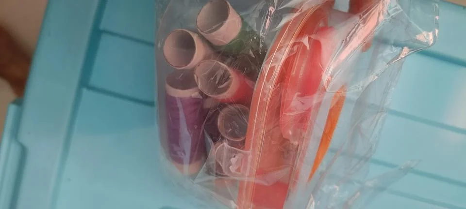 Top view of a simple sewing kit in the clear box Stock-Fotos
