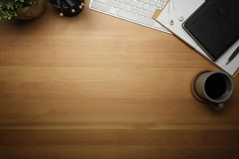 Top view of simple workplace with cup of coffee, pencils and notepad on woo.. Stock-Fotos