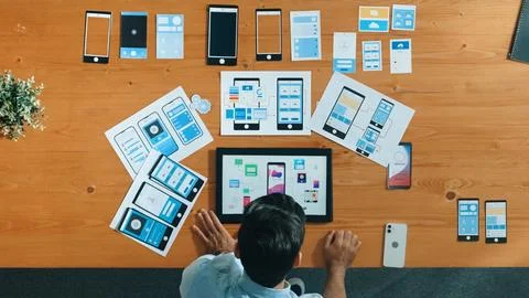 Top view of skilled developer walking and placing Ux Ui software. Convocation. Foto stock