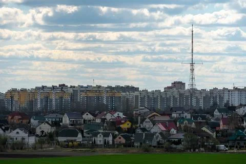 Top view of the sleeping area of a big city. Autumn city landscape. Green spa Foto stock