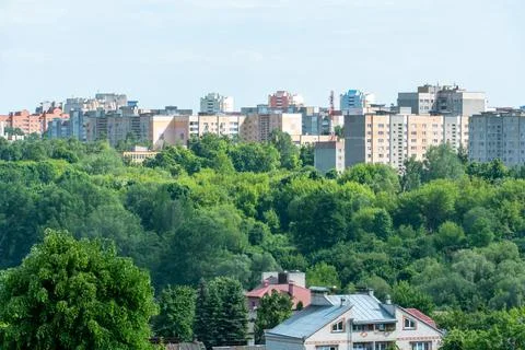 Top view of the sleeping area of a big city. Autumn city landscape. Green spa Foto stock