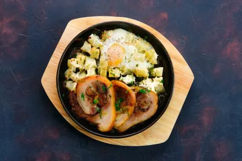Top view of slised knuckle with fried potato and egg 库存照片