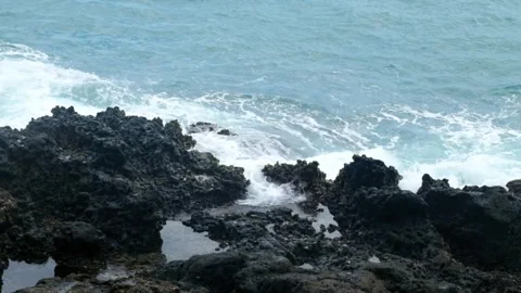 Top view slow motion of waves rolling on the shore Видео 319872873