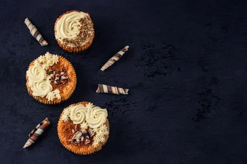 Top view of small cheesecakes. Mini chessecakes with creamy topping and choco Stock Photos