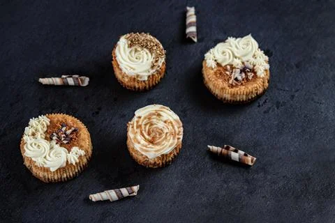 Top view of small cheesecakes. Mini chessecakes with creamy topping and choco Stock Photos