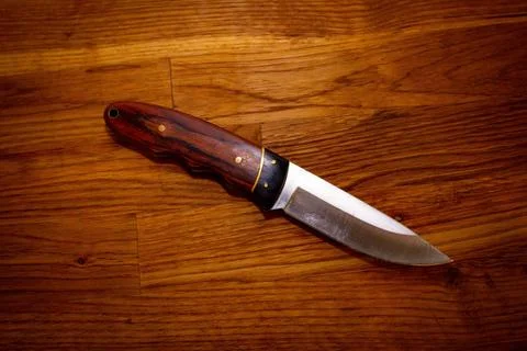 Top view of a small sharp knife on the wooden floor Foto stock