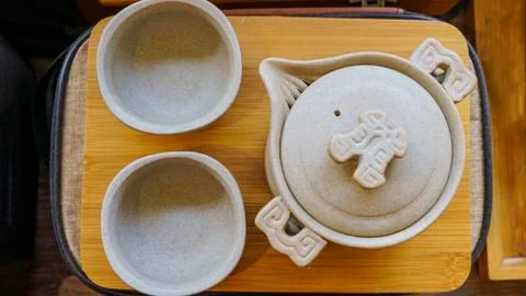 Top view of a small tea sets for sale with tea ceremony board on tourist mark Foto stock