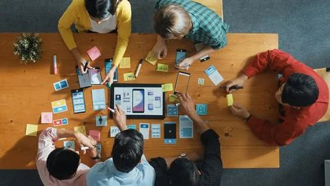 Top view of software developer team looking Ux design from tablet. Convocation. Foto stock