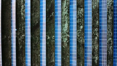 Top view of a solar power station, renewable energy, solar panels. Vídeo Stock 124944521