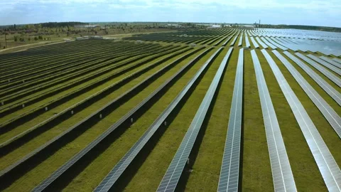Top view of a solar power station, renewable energy, solar panels. Vídeos de archivo 131150136