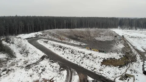Top view of the solid waste landfill. Flying over the dump Vídeos de archivo 103299333