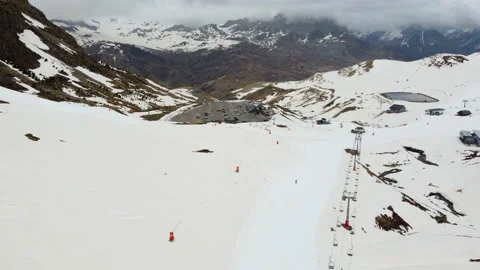Top view of a solo skier going down a ski slope under a ski lift Video stock 172727117