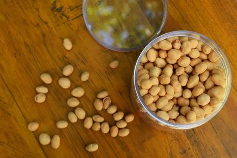 Top view of some dried atomic Nuts and food storage or jars on wooden table Fotos de archivo