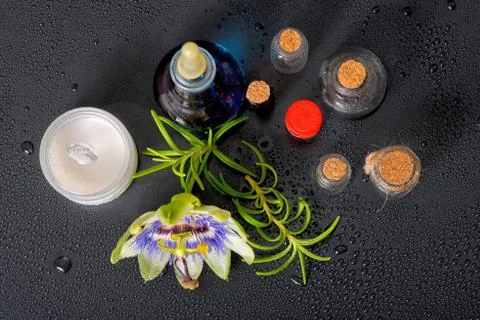 Top view of spa composition blue passiflora flower, cosmetic salt Foto stock