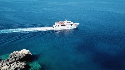 Top view of a speed boat sailing in the clear blue sea, people dancing Video stock 123286752