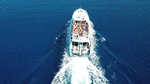 Top view of a speed boat sailing in the clear blue sea, party on yacht 스톡 동영상 124536366