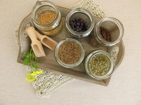 Top view of spice jars on a tray Foto stock