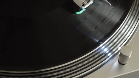Top view of spinning vinyl record with turntable stylus Video stock 338191691