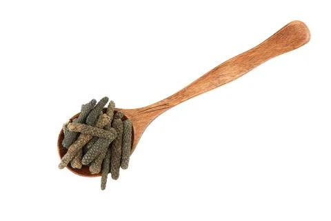 Top view of spoon with Long or Pippali pepper over white background. Foto stock