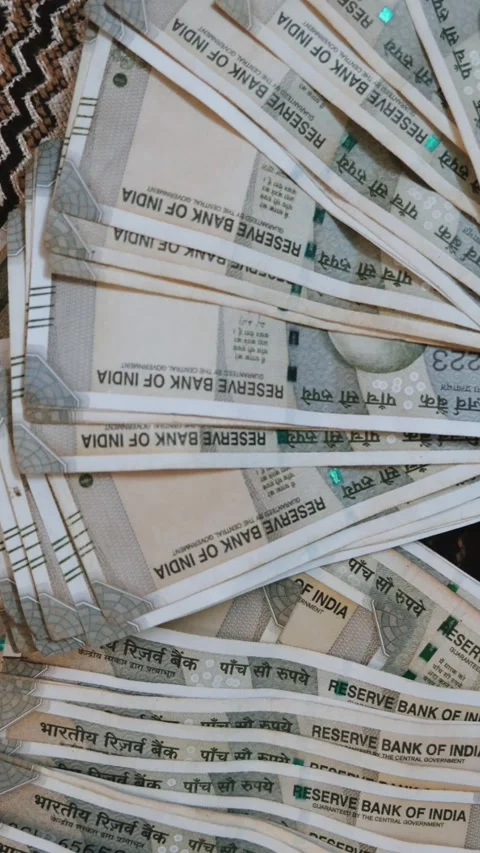 Top view of spread 500 Indian Rupee banknotes on table - 4K Stock Footage Vídeo Stock 332101438