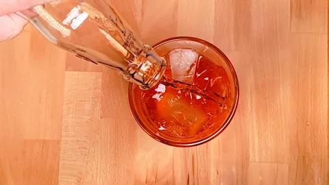 Top of view of spritz aperitif aperol cocktail with orange slices and ice cubes Vidéo 252137346