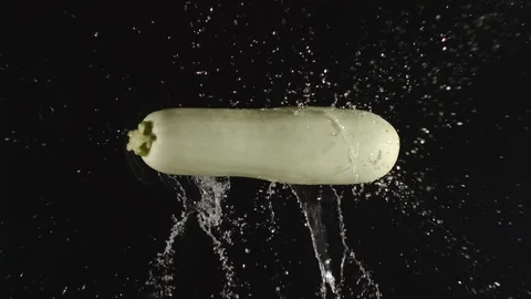 TOP VIEW: Squash falls in a water, splashing - Slow motion Vídeo Stock 115319006