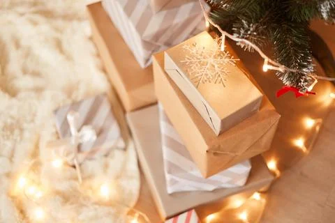 Top view of stack of presents boxes under xmas tree on white soft carpet deco Foto stock