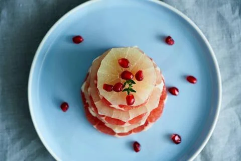 Top view stack of sliced round slices of red and white grapefruit sprinkle... Stock-Fotos