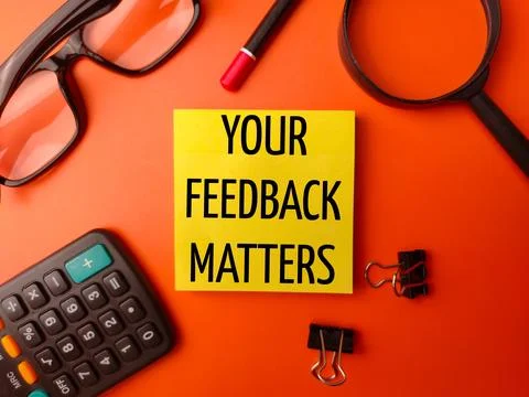 Top view sticky note written with word YOUR FEEDBACK MATTERS on a orange ba.. Stock Photos