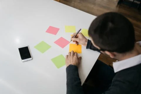 Top view of sticky notes and phone on desk Foto stock