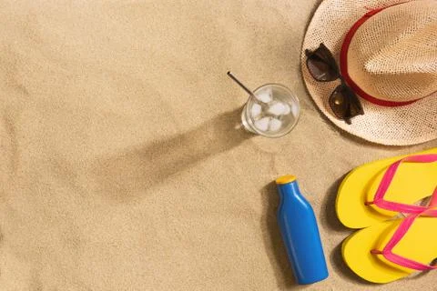 Top view straw hat with copy space. Traveler accessories on sand. Travel vaca Foto stock