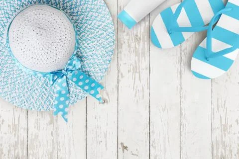 Top view of summer beach light blue accessories on white wooden background se Stock-Fotos