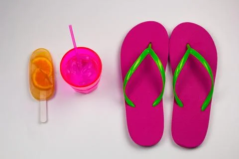 Top view summer set with flip flops, cold cocktail and orange ice cream Foto stock