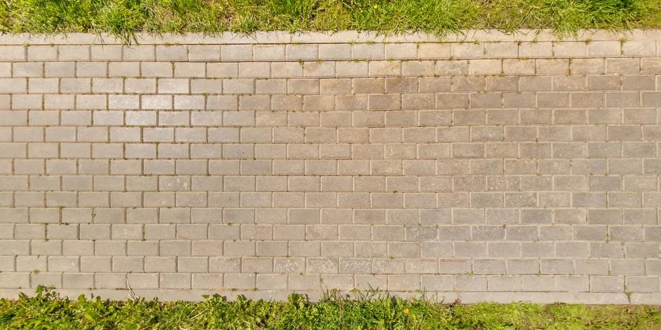 Top view of surface of pedestrian path with paving slabs with the border of l Stockfoto's