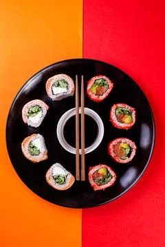 Top view of sushi set on round black plate Stock-Fotos