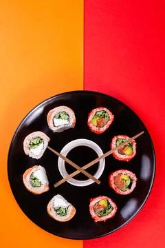 Top view of sushi set on round plate Stock-Fotos