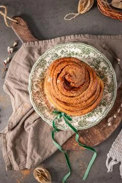 Top view of a sweet flaky Easter bread roll dusted with sugar on a vintage .. Foto stock