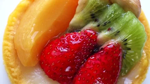 Top view of sweet fruit tartlet dessert or fruit pie circle rotation Video stock 252425751