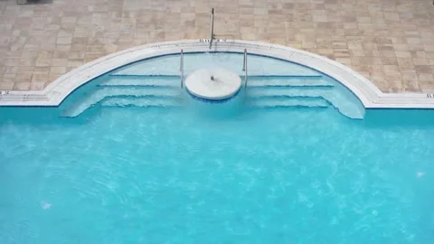 Top view of swimming pool steps with clear blue water. 스톡 동영상 346504124