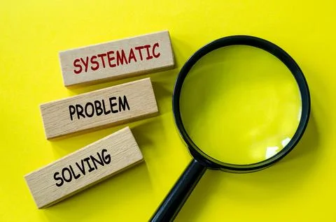 Top view of Systematic Problem Solving text on wooden blocks with magnifyin.. Foto stock