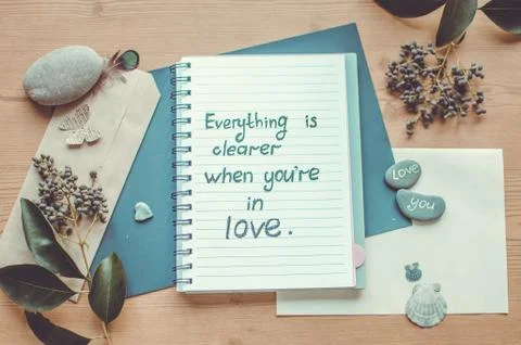 Top view on the table. Note to the Valentine's Day. Love letter. Foto stock