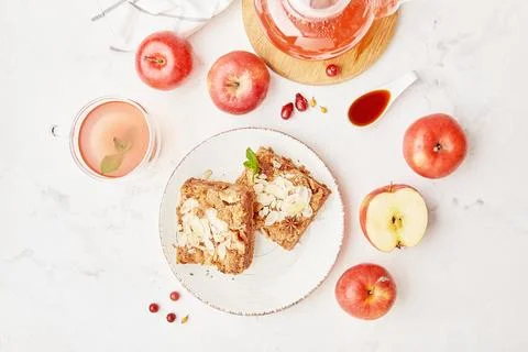 Top view of table serving slices of apple pie and healthy berry tea in glass Foto stock