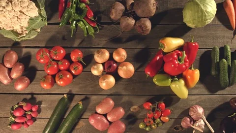 Top view of a table with a variety of vegetables. Vidéo 79908020